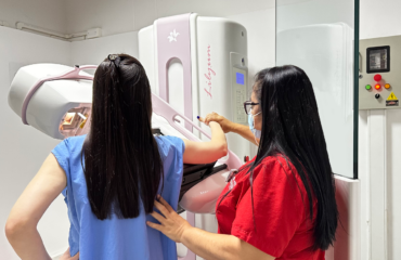 Paciente de Bioanálisis IPS S.A.S recibiendo una mamografía por una técnica especializada.